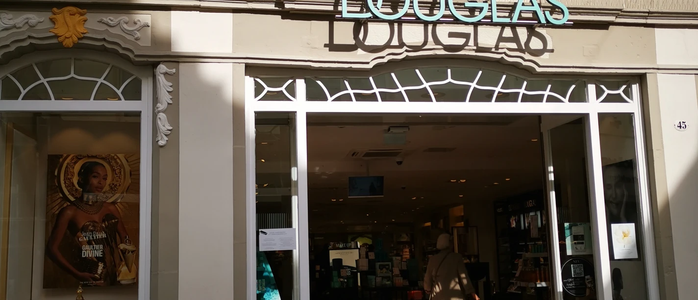 Douglas.jpg Das Bild zeigt den Eingangsbereich des Geschäfts Douglas