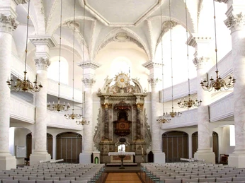 St. Trinitatiskirche von innen St. Trinitatiskirche von innen