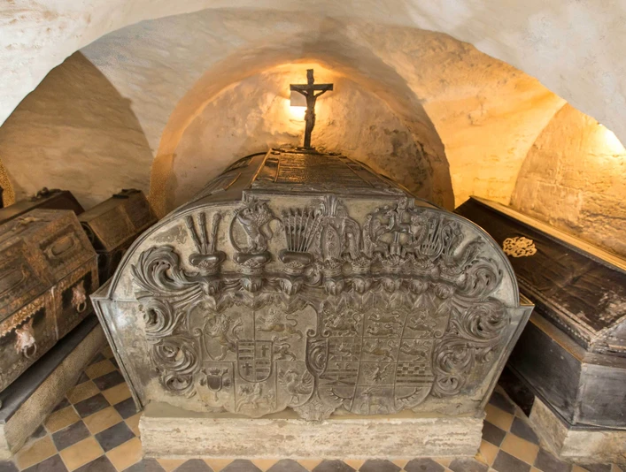 Sarcophagus in the Guelph Crypt Sarkophag in der WelfengruftSarcophagus in the Guelph CryptSarkofag i Guelph-kryptenSarcofaag in de Crypte van Guelph