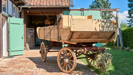 Gärtnermuseum Wolfenbüttel Alter Holz-Wagen vor einem geöffneten Scheunentor