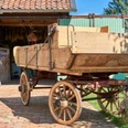 Gärtnermuseum Wolfenbüttel Alter Holz-Wagen vor einem geöffneten ScheunentorOld wooden wagon in front of an open barn doorGammel trævogn foran en åben ladeportOude houten wagen voor een open schuurdeur