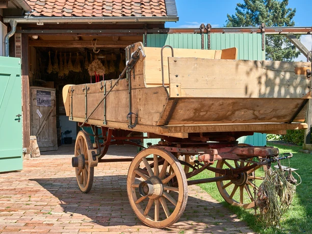 Gärtnermuseum Wolfenbüttel Alter Holz-Wagen vor einem geöffneten Scheunentor