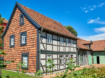 Gärtnermuseum Wolfenbüttel Fachwerkhof mit Sonnenblumen bei bestem WetterHalf-timbered courtyard with sunflowers in the best weatherBindingsværksgård med solsikker i det bedste vejrVakwerkplaats met zonnebloemen bij mooi weer
