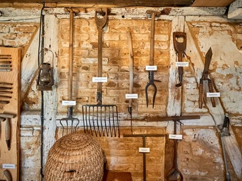 Wolfenbüttel Gardeners' Museum Alte Gartengeräte hängen an Fachwerk-ZiegelwandOld garden tools hanging on half-timbered brick wallGamle haveredskaber hænger på en murstensvæg af bindingsværkOud tuingereedschap aan vakwerkmuur