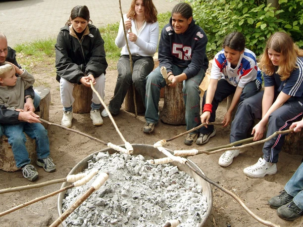 jugendherberge-mueden-fassberg-stockbrot-backen-a