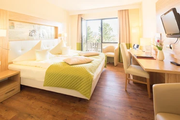 parkhotel-emstaler-hoehe-maerchenzimmer-kurparkblick-boxspringbett