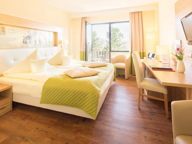 parkhotel-emstaler-hoehe-maerchenzimmer-kurparkblick-boxspringbett