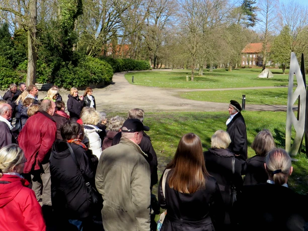 Gästeführer mit einer Gruppe in Zeven Gästeführer mit einer Gruppe in Zeven
