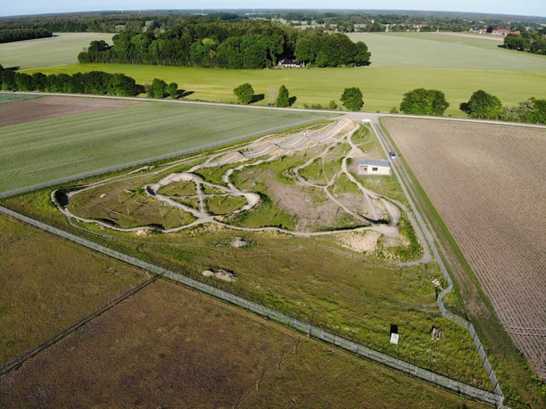 Trail-Park-Werlte Luftaufnahme eines weitläufigen Mountainbike-Parks mit verschlungenen Trails und umgebenden Feldern