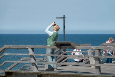 Mann mit Fernglas