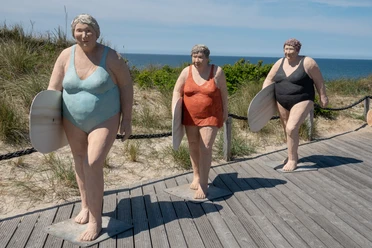 Drei Surferinnen
