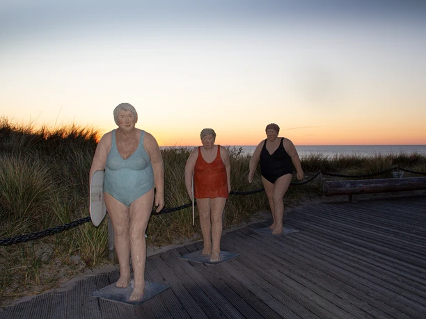 Drei Surferinnen vor Sonnenuntergang