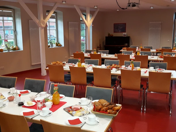 Veranstaltungsraum im DRK Mehrgenerationenhaus und Familienzentrum im Koopmannhof Oerel Veranstaltungsraum im DRK Mehrgenerationenhaus und Familienzentrum im Koopmannhof Oerel