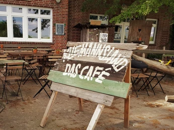 Schild und Außenbereich vom Café "Zum Dübel" auf dem Kliemannsland Schild und Außenbereich vom Café "Zum Dübel" auf dem Kliemannsland