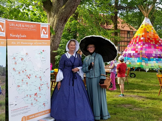 Gästeführungen auf dem Klostergut Burgsittensen Gästeführungen auf dem Klostergut BurgsittensenGuided tours of the Burgsittensen monastery estateGuidede ture på klostergården BurgsittensenRondleidingen over het kloosterlandgoed Burgsittensen