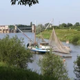 Ein historischer Aalschokker auf der Weser bei Drakenburg, umrahmt von grüner Uferlandschaft.A historic Aalschokker on the Weser near Drakenburg, surrounded by green riverside scenery.En historisk Aalschokker ved Weser nær Drakenburg, omgivet af et grønt flodlandskab.Een historische Aalschokker aan de Weser bij Drakenburg, omgeven door een groen rivierlandschap.