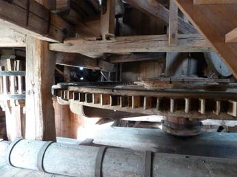 Holzgetriebe im historischen Inneren der Achimer Windmühle, komplexes Zahnradwerk aus robustem Holz.