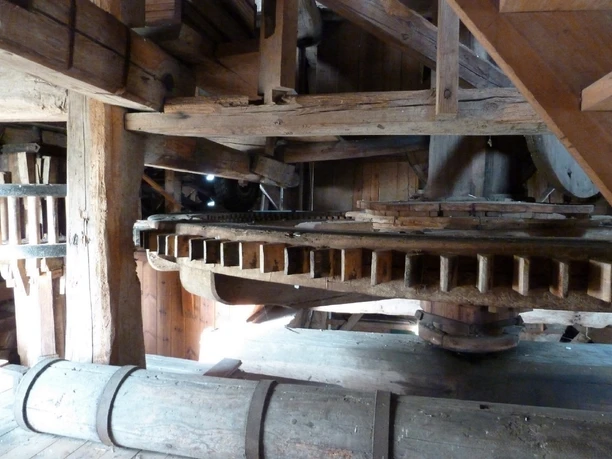 Achimer Windmühle Innenansicht Holzgetriebe im historischen Inneren der Achimer Windmühle, komplexes Zahnradwerk aus robustem Holz.