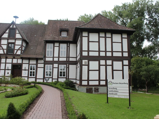 Amtshof Steyerberg Historischer Fachwerkbau des Amtshofs Steyerberg mit gepflegter Gartenanlage und Weg im Vordergrund.