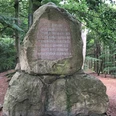 Gedenkstein im Wald erinnert an die Gründung des Bundes der Vereine für Naturschutz in Deutschland.