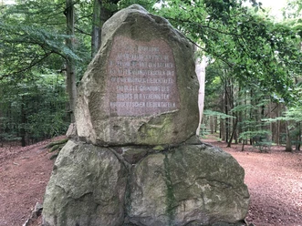 Oyler Berg Gedenkstein im Wald erinnert an die Gründung des Bundes der Vereine für Naturschutz in Deutschland.