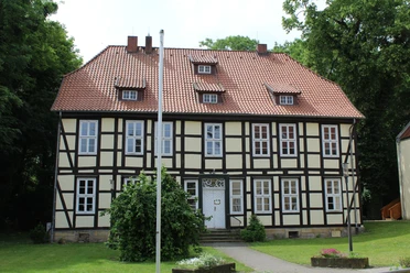Amtshof Stolzenau Ein zweigeschossiges Fachwerkgebäude mit roten Dachziegeln und mehreren symmetrisch angeordneten Fenstern.