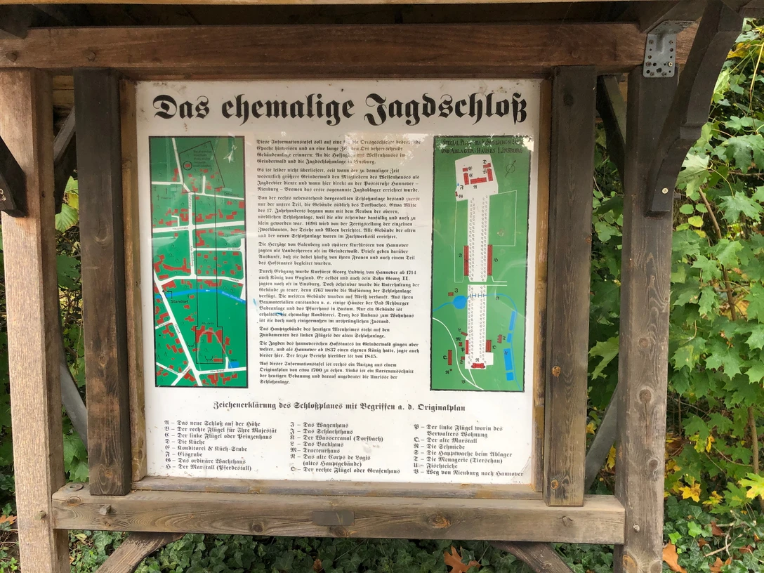 Informationstafel des ehemaligen Jagdschlosses Linsburg mit Lageplan und geschichtlichem Überblick.