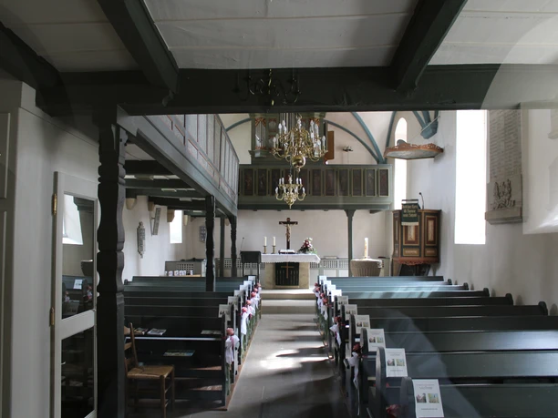 Kirche Ovenstädt Innenansicht Innenansicht der Kirche Ovenstädt mit Holzbänken, Kronleuchter, Altar und bemalter Empore.