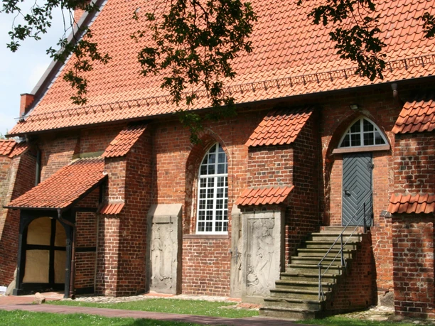 Die evangelisch-lutherische Johannis der Täufer-Kirche in Drakenburg aus rotem Backstein mit markantem Treppengiebel.