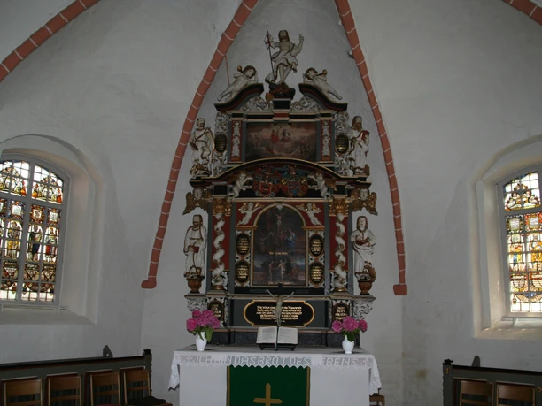 Ev.-luth. Johannis der Täufer-Kirche Drakenburg Holzaltar der Johannis der Täufer-Kirche in Drakenburg, geschmückt mit religiösen Schnitzereien.