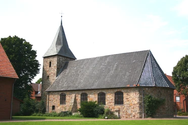 Kirche Schlüsselburg Historische Kirche in Schlüsselburg mit Steinfassade und Turm, umgeben von grüner Landschaft.
