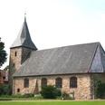 Kirche Schlüsselburg Historische Kirche in Schlüsselburg mit Steinfassade und Turm, umgeben von grüner Landschaft.