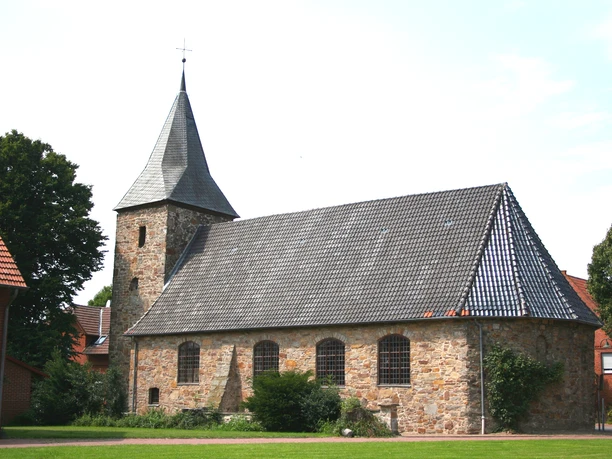 Kirche Schlüsselburg Historische Kirche in Schlüsselburg mit Steinfassade und Turm, umgeben von grüner Landschaft.
