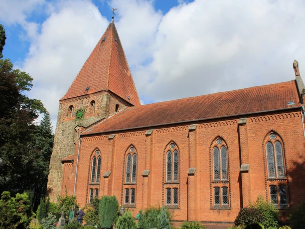 Ev.-luth. Kirche St. Marien Wechold Ev.-luth. Kirche St. Marien Wechold mit rotem Backstein, gotischen Fenstern und hohem Turm.