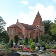 Evangelisch-lutherische Kirche St. Marien Wechold mit rotbrauner Backsteinfassade und Friedhof.