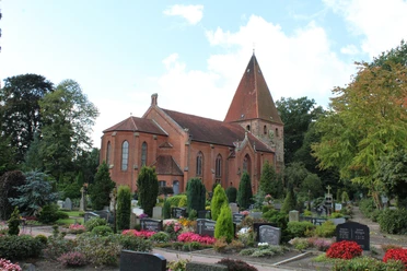 Ev.-luth. Kirche St. Marien Wechold Evangelisch-lutherische Kirche St. Marien Wechold mit rotbrauner Backsteinfassade und Friedhof.
