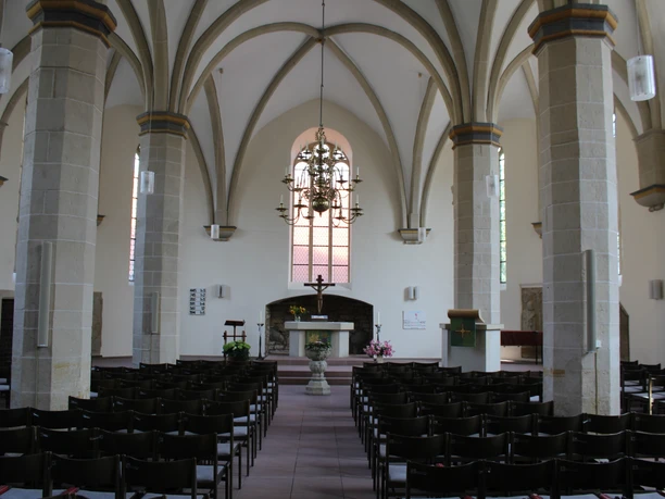 Petrikirche Petershagen Innenansicht Innenraum der Petrikirche Petershagen mit eindrucksvollen Bögen, einem Altar und zahlreichen Sitzreihen.