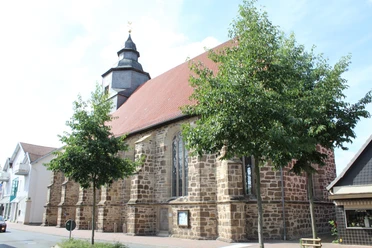 Petrikirche Petrikirche in ländlicher Umgebung mit markantem Turm und schmuckvollem, rotem Ziegeldach.