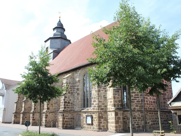 Petrikirche Petrikirche in ländlicher Umgebung mit markantem Turm und schmuckvollem, rotem Ziegeldach.