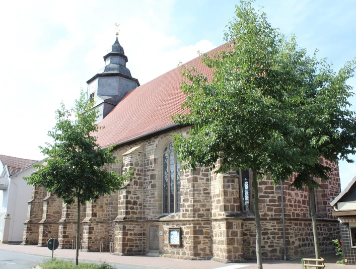 Petrikirche Petrikirche in ländlicher Umgebung mit markantem Turm und schmuckvollem, rotem Ziegeldach.