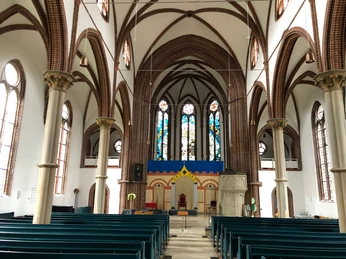 In der Felicianus Kirche Weyhe dominieren elegante Bögen und hohe Decken den lichtdurchfluteten Raum.