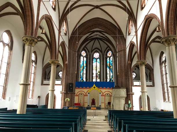 In der Felicianus Kirche Weyhe dominieren elegante Bögen und hohe Decken den lichtdurchfluteten Raum.