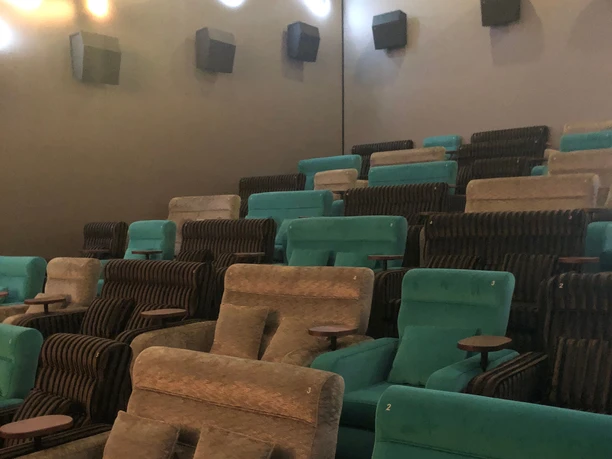 Filmpalast Nienburg Kinositze in verschiedenen Farben und Mustern, angeordnet in abgestuften Reihen für gute Sicht.