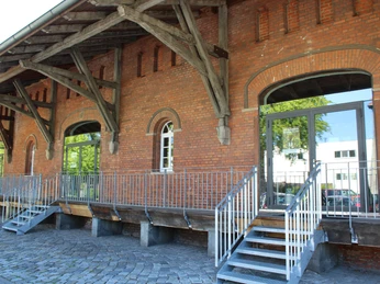 Güterschuppen Eystrup Historischer Güterschuppen Eystrup mit Backsteinfassade, hölzernem Vordach und Zugang über Rampen.