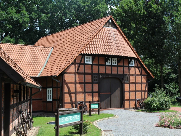 Heringsfängermuseum Heimsen Das Heringsfängermuseum Heimsen in Fachwerkbauweise bietet Einblicke in die Fischereigeschichte.