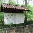 Die Insel in Darlaten Informationstafel des Heimatvereins Samtgemeinde Uchte e.V. im Wald von Darlaten, umgeben von Bäumen.