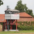 Kartoffeldämpfanlage Historische Kartoffeldämpfanlage vor rotem Backsteingebäude mit grüner Kletterpflanze und Bäumen.