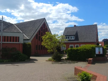 Kath. Kirchengemeinde Heilige Familie Die katholische Kirchengemeinde Heilige Familie zeigt moderne Architektur mit roten Ziegelmauern.