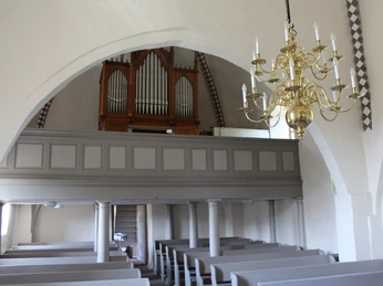 Die Kirche Bühren zeigt im Inneren eine kunstvolle Orgel und geschmackvolle Holzausstattung.