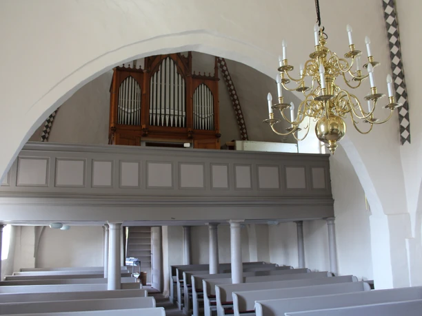 Kirche Bühren Orgel Die Kirche Bühren zeigt im Inneren eine kunstvolle Orgel und geschmackvolle Holzausstattung.